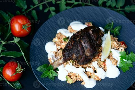  Ordos-Gebratene Lammkeule mit Knoblauch und Chili – Ein pikant-aromatisches Feuerwerk für den Gaumen!